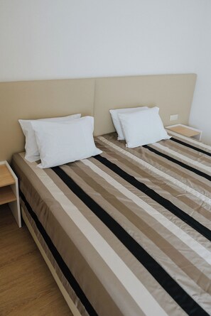 Desk, laptop workspace, blackout drapes, soundproofing - Hotel O Encontro (Miranda do Douro)