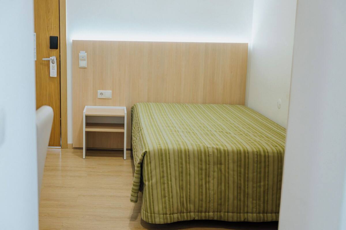 Single Room | Desk, laptop workspace, blackout drapes, soundproofing