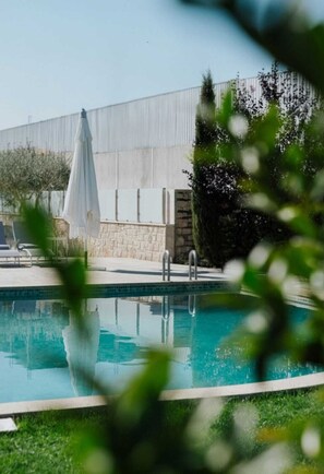 Seasonal outdoor pool, open 9:00 AM to 8:00 PM, pool umbrellas - Hotel O Encontro (Miranda do Douro)