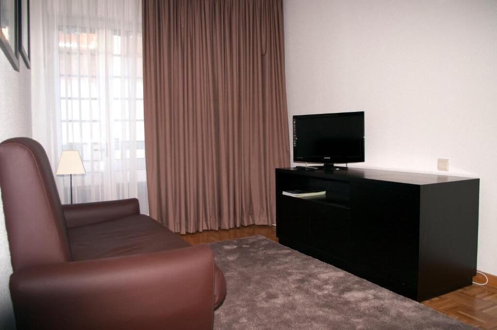 Family Studio Suite, Non Smoking, Ensuite | Living room | 30-inch TV with premium channels