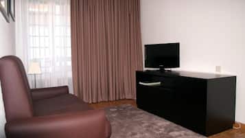 Family Studio Suite, Non Smoking, Ensuite | Living room | 30-inch TV with premium channels