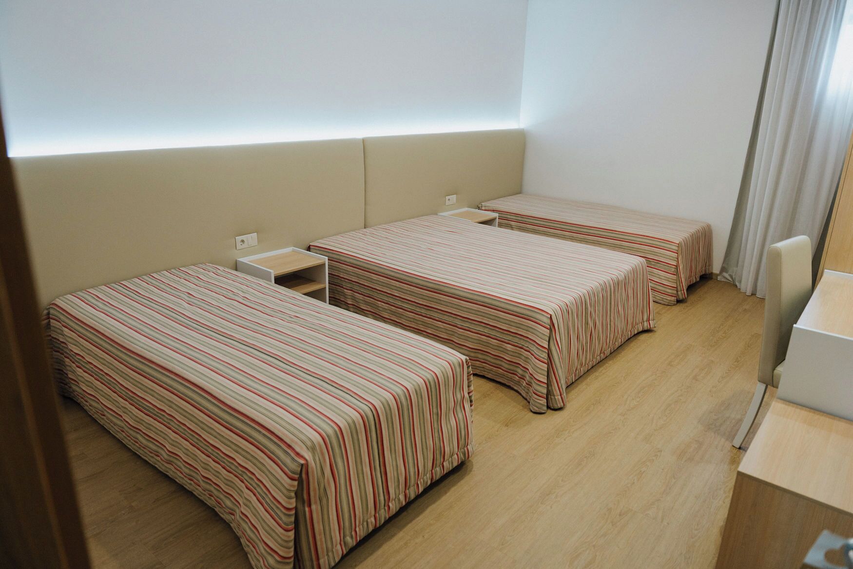 Quarto quádruplo família, várias camas, para não fumantes, banheiro privativo | Escrivaninha, espaço de trabalho para notebook, cortinas blackout