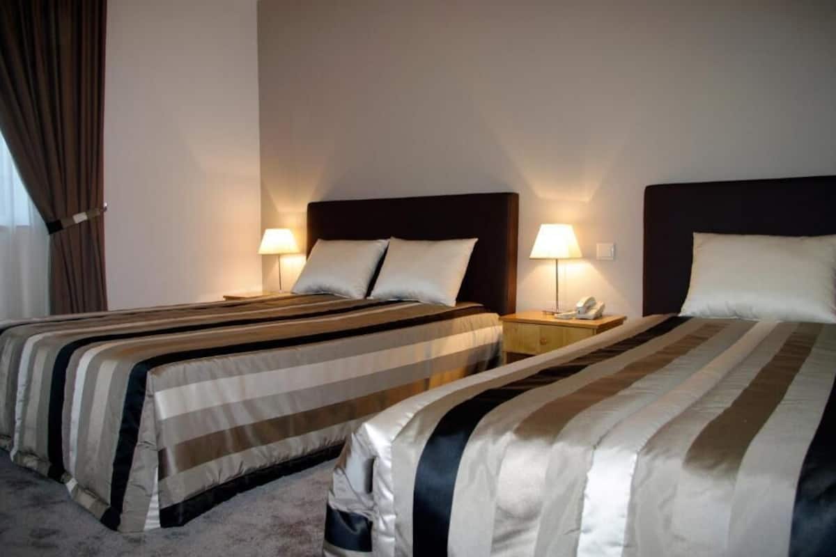 Familie studio suite, niet-roken, en-suite badkamer | Een bureau, een laptopwerkplek, verduisterende gordijnen