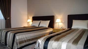 Suite estudio familiar, no fumadores, baño privado | Escritorio, espacio para trabajar con un portátil, cortinas opacas