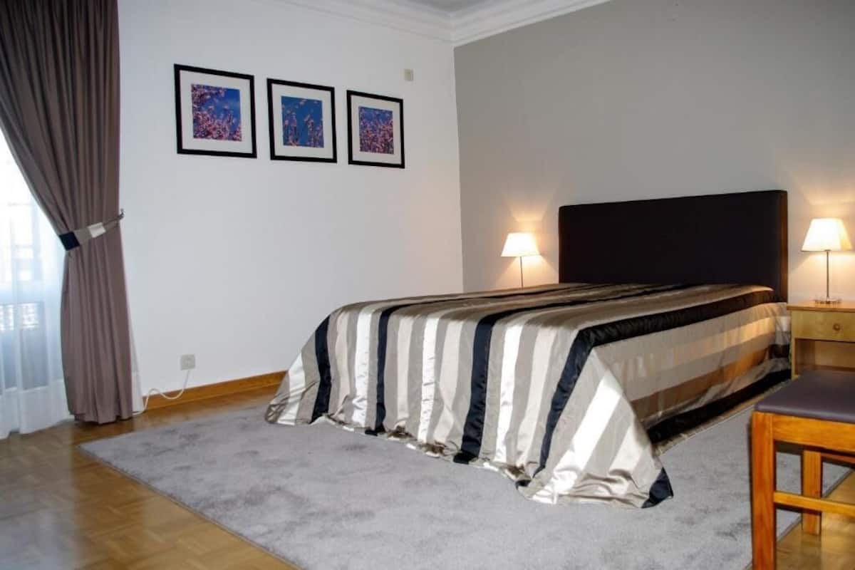 Superior studio suite, niet-roken, balkon | Een bureau, een laptopwerkplek, verduisterende gordijnen