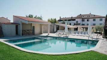 Una piscina al aire libre de temporada, camas de piscina gratis