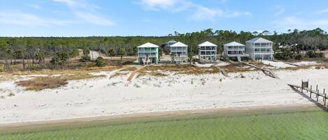 Una propiedad frente a la playa con varias casas unidas por senderos.