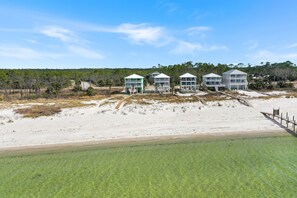 Una propiedad frente a la playa con varias casas unidas por senderos.