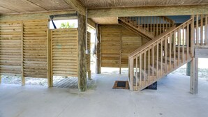 Eine Holzdiele mit einer Treppe zu einer zweiten Ebene.