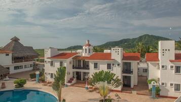 2 albercas al aire libre