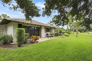 Exterior - beautiful newly renovated golf front cottage, located inside the PGA National<br><br> (Palm Beach Gardens)