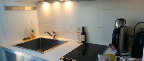 Kylskåp, mikrovågsugn, kaffe- och tebryggare och mixer