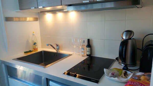 Réfrigérateur, micro-ondes, cafetiÚre/bouilloire, blender