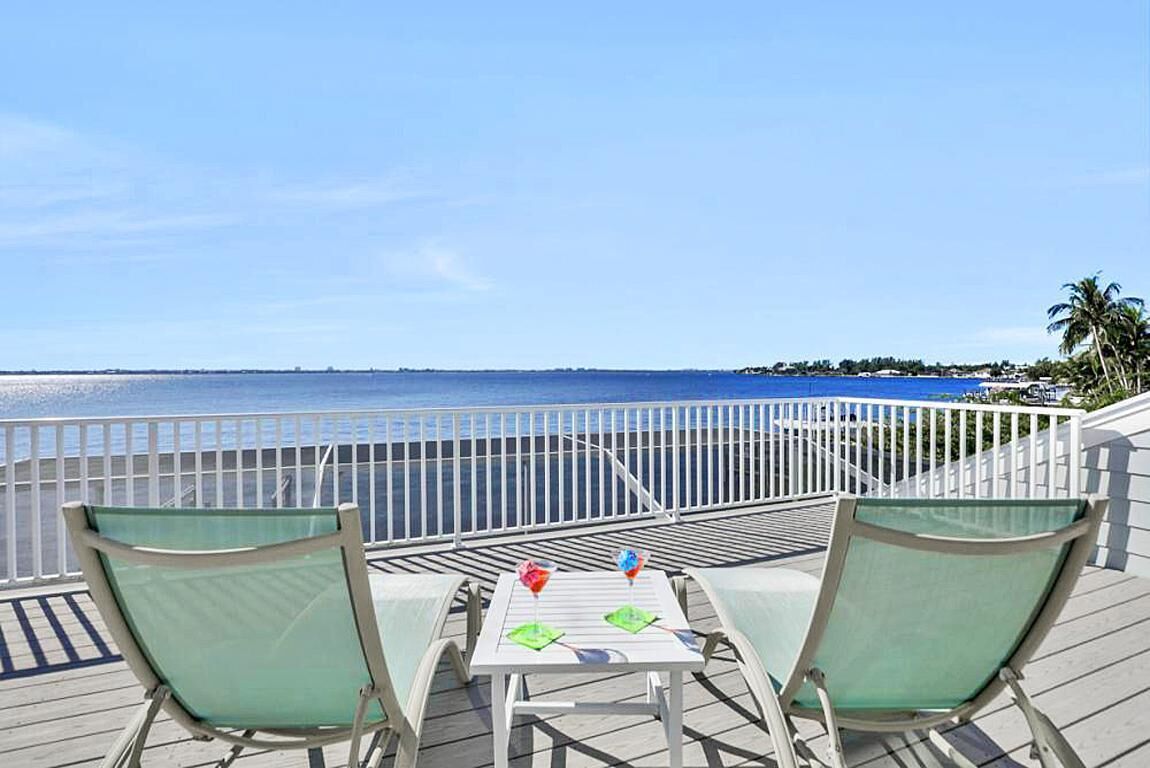 Million Dollar Riverfront Home in Upscale Yacht Club location