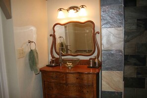 Séchoir à cheveux, serviettes fournies