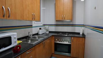 Een koelkast, een microgolfoven, een oven, een vaatwasser