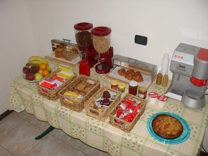 Free daily buffet breakfast