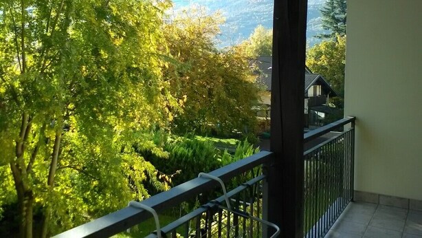 A balcony with a view of a mountainous landscape and dense foliage. - B&B Carunei (Poggiridenti)