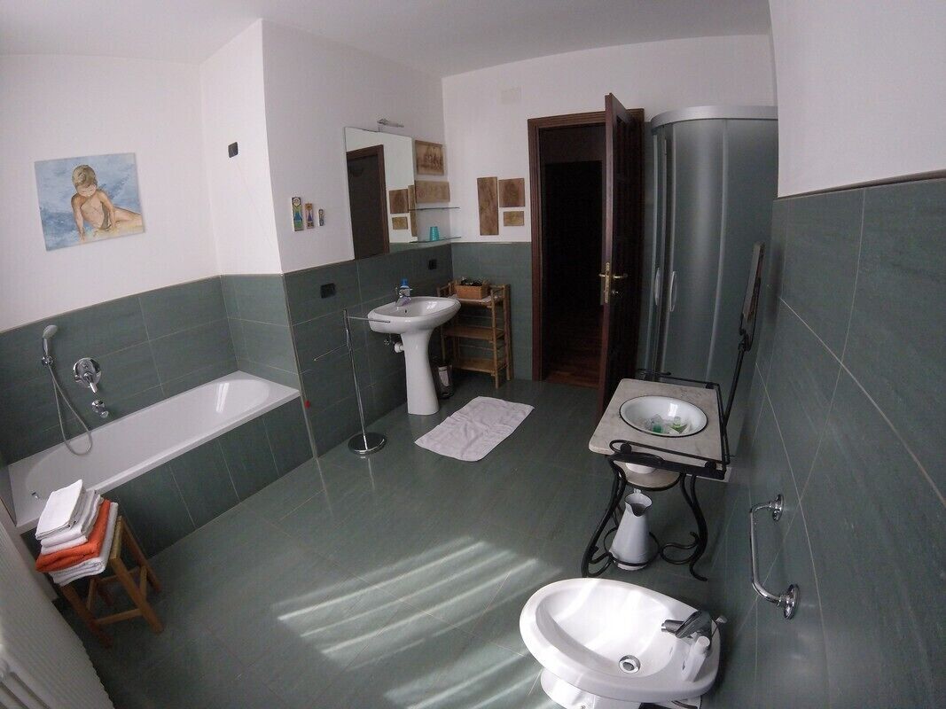 Une salle de bain avec une baignoire, un lavabo et des toilettes.
