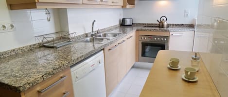 Frigorífico, microondas, horno y lavavajillas