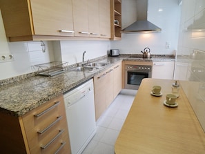 冷蔵庫、電子レンジ、オーブン、食器洗い機