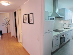 Kühlschrank, Mikrowelle, Ofen, Geschirrspüler