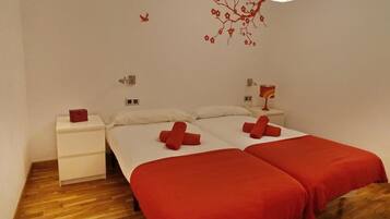 2 slaapkamers, een strijkplank/strijkijzer, reisbedje, gratis wifi