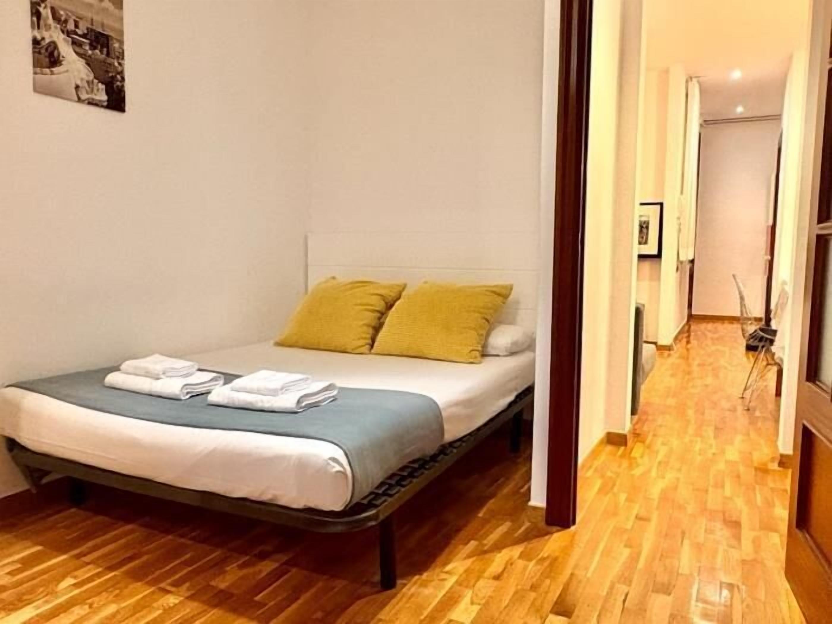 2 habitaciones, tabla de planchar con plancha y cuna de viaje 