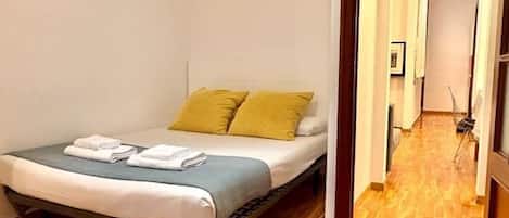 2 habitaciones, tabla de planchar con plancha y cuna de viaje