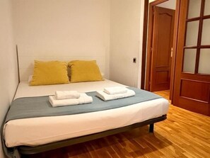 2 chambres, fer et planche à repasser, lit de bébé portatif