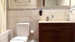 Badekar, hårføner, håndklær og såpe