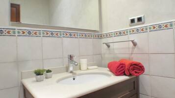 Baignoire, sĂšche-cheveux, serviettes fournies, savon