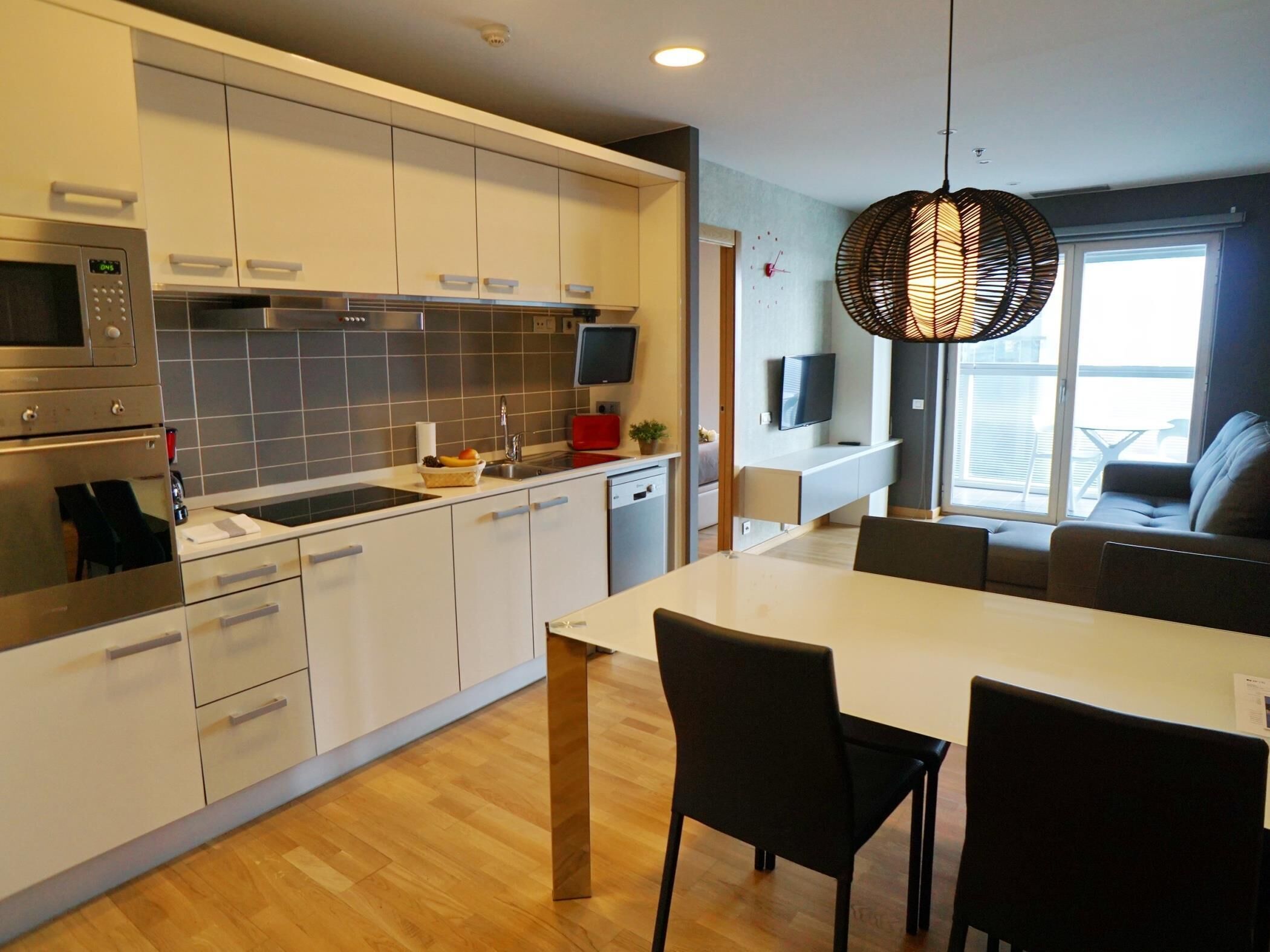 Een koelkast, een magnetron, een oven, een vaatwasser