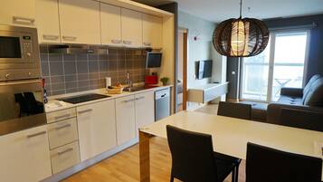 Een koelkast, een magnetron, een oven, een vaatwasser