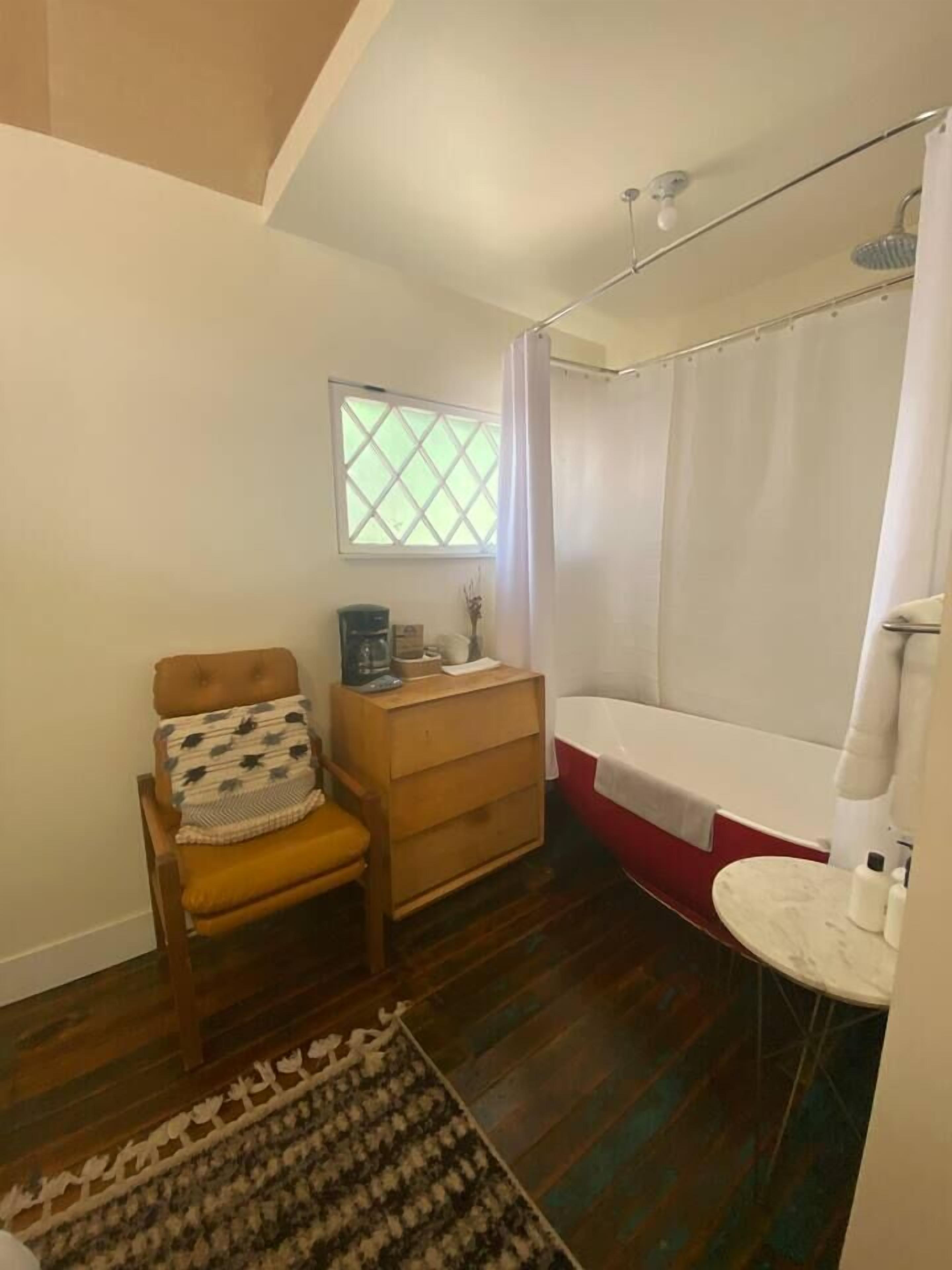 Combined shower/tub, rainfall showerhead, towels