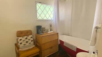 Combined shower/tub, rainfall showerhead, towels