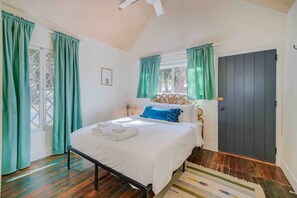 1 bedroom, WiFi, bed sheets - Cabin #4 - The Perch at Twin Peaks (Twin Peaks)