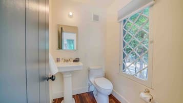Combined shower/tub, rainfall showerhead, towels
