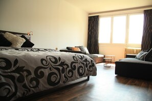 Appartement Confort | Rideaux d’obscurcissement, fer et planche à repasser