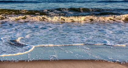 Charming oceanfront cottage w/enclosed porches, steps to the water Dogs OK