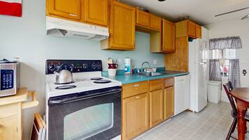 KylskÄp, mikrovÄgsugn, ugn och spishÀll