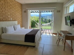 Rom – standard, 1 kingsize-seng, terrasse, hageutsikt | Sengetøy av topp kvalitet, minibar og skrivebord for bærbar PC