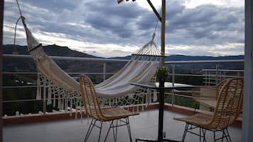 Premium bedding, minibar, laptop workspace, free WiFi