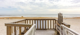 Cute & Comfy Renovated Beach Condo - Anastasia Island, St. Augustine Beach.