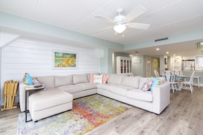 Smart TV, chimenea y libros 