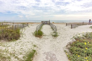 Plage à proximité, chaises longues, serviettes de plage