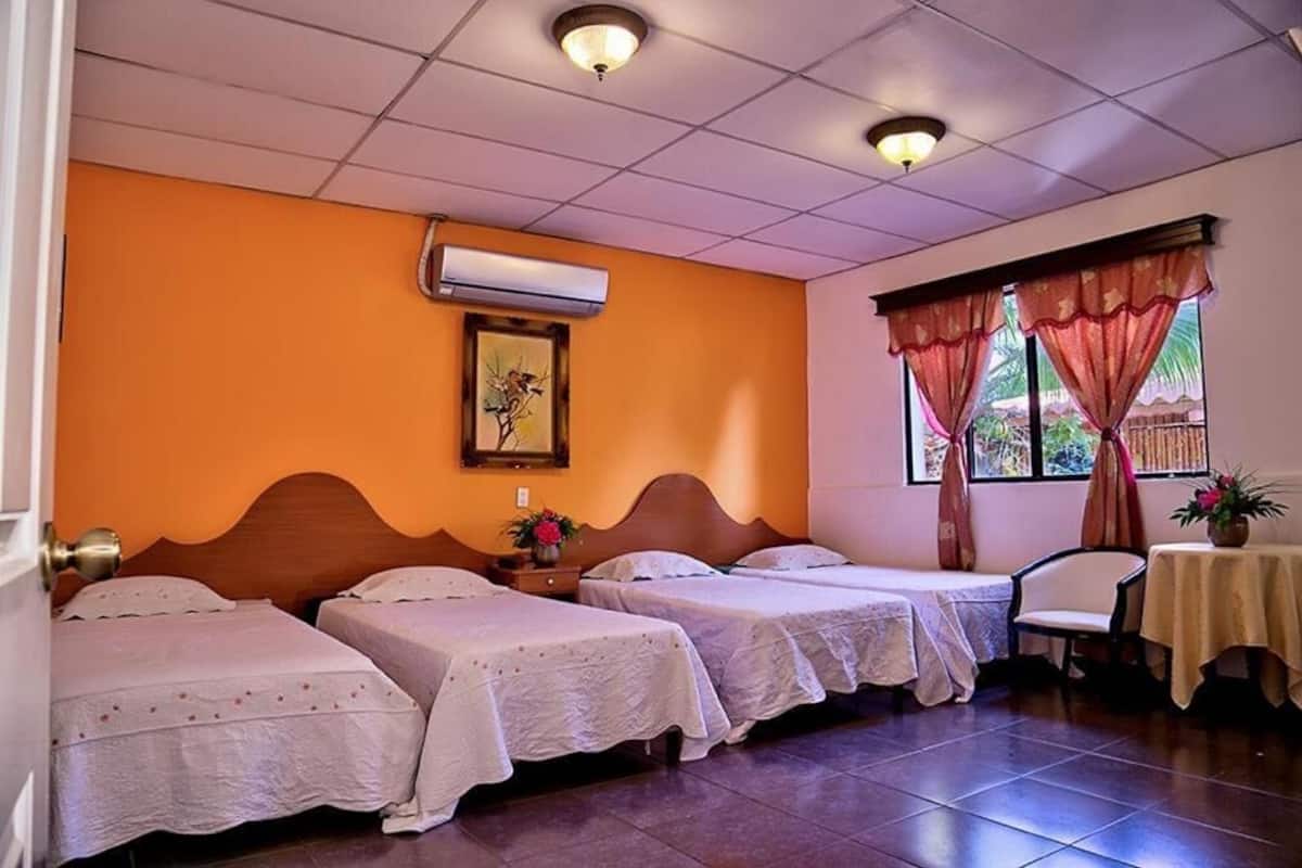 Vierpersoonskamer, Meerdere bedden | Een kluis op de kamer, gratis wifi, beddengoed