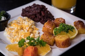 Desayuno típico de la región gratuito y diario