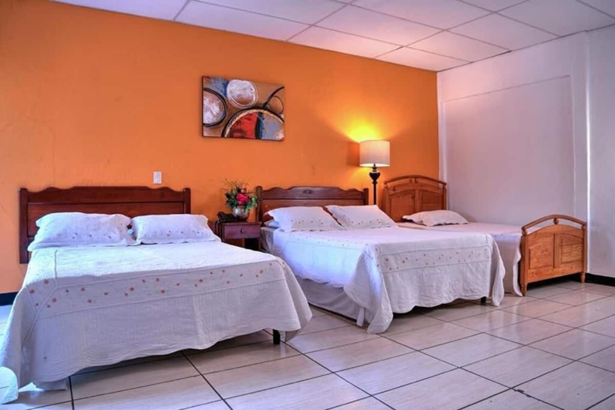 Habitación triple, varias camas | Caja fuerte, wifi gratis, ropa de cama