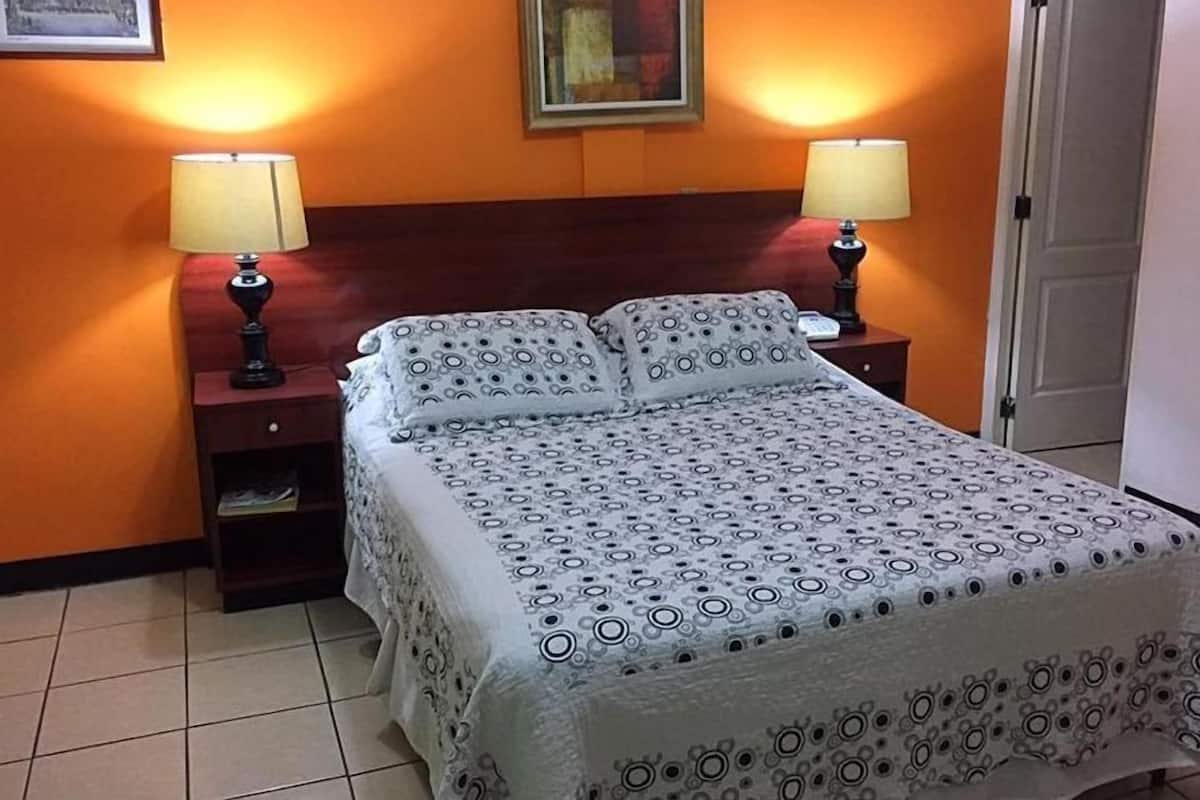 Tweepersoonskamer, 1 queensize bed | Een kluis op de kamer, gratis wifi, beddengoed